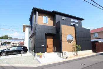 紀州国土建設 【和歌山県/2000万円台/30坪/間取有】ガルバリウムと木製サイディングのバランス。無垢の床とナチュラル感の建築実例画像1