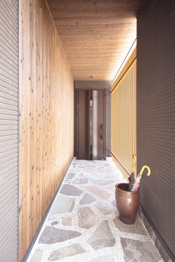 紀州国土建設 【大阪府/2000万円台/間取図有/おしゃれ】京町家を彷彿させる和モダンな家。無垢材と造作物に温もりが漂うの建築実例画像3