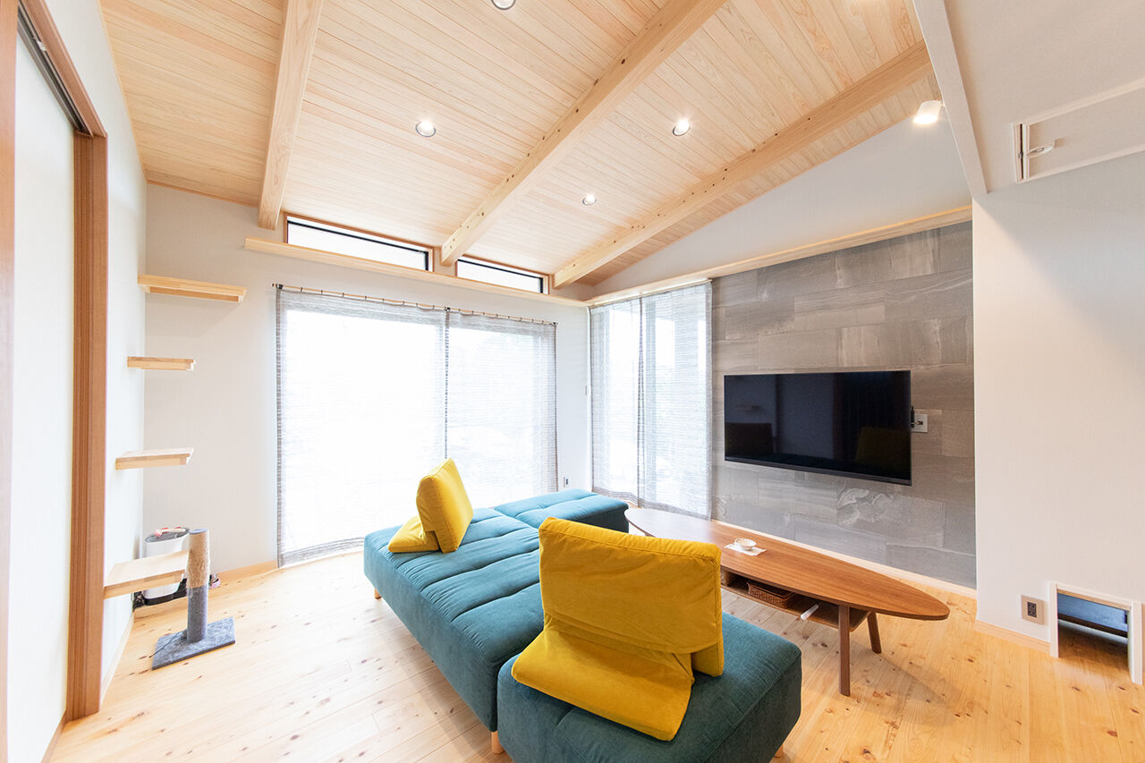 紀州国土建設 【大阪府/2000万円台/平屋】板張り天井と造作家具が映える、猫と暮らす癒しの住まいの建築実例画像2
