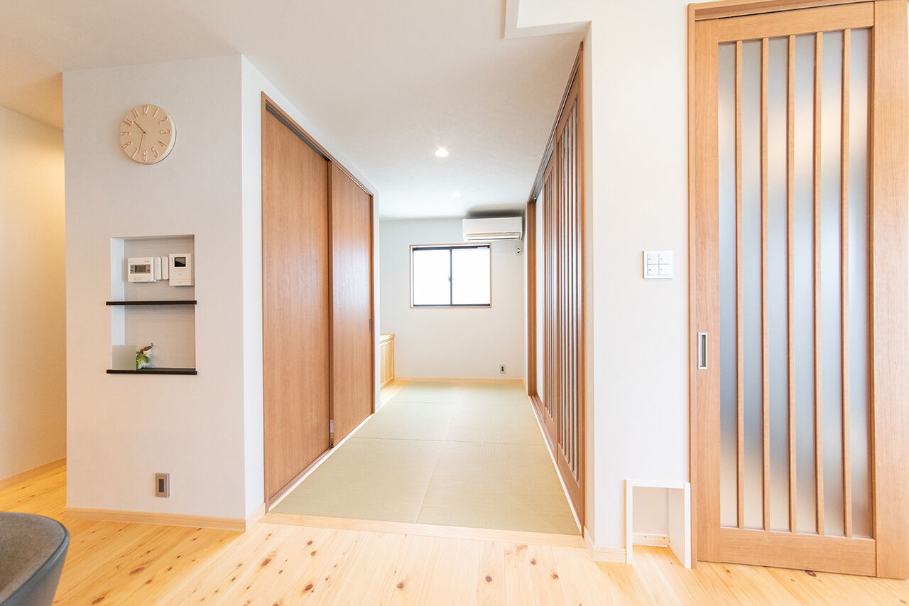 紀州国土建設 【大阪府/2000万円台/平屋】板張り天井と造作家具が映える、猫と暮らす癒しの住まいの建築実例画像4