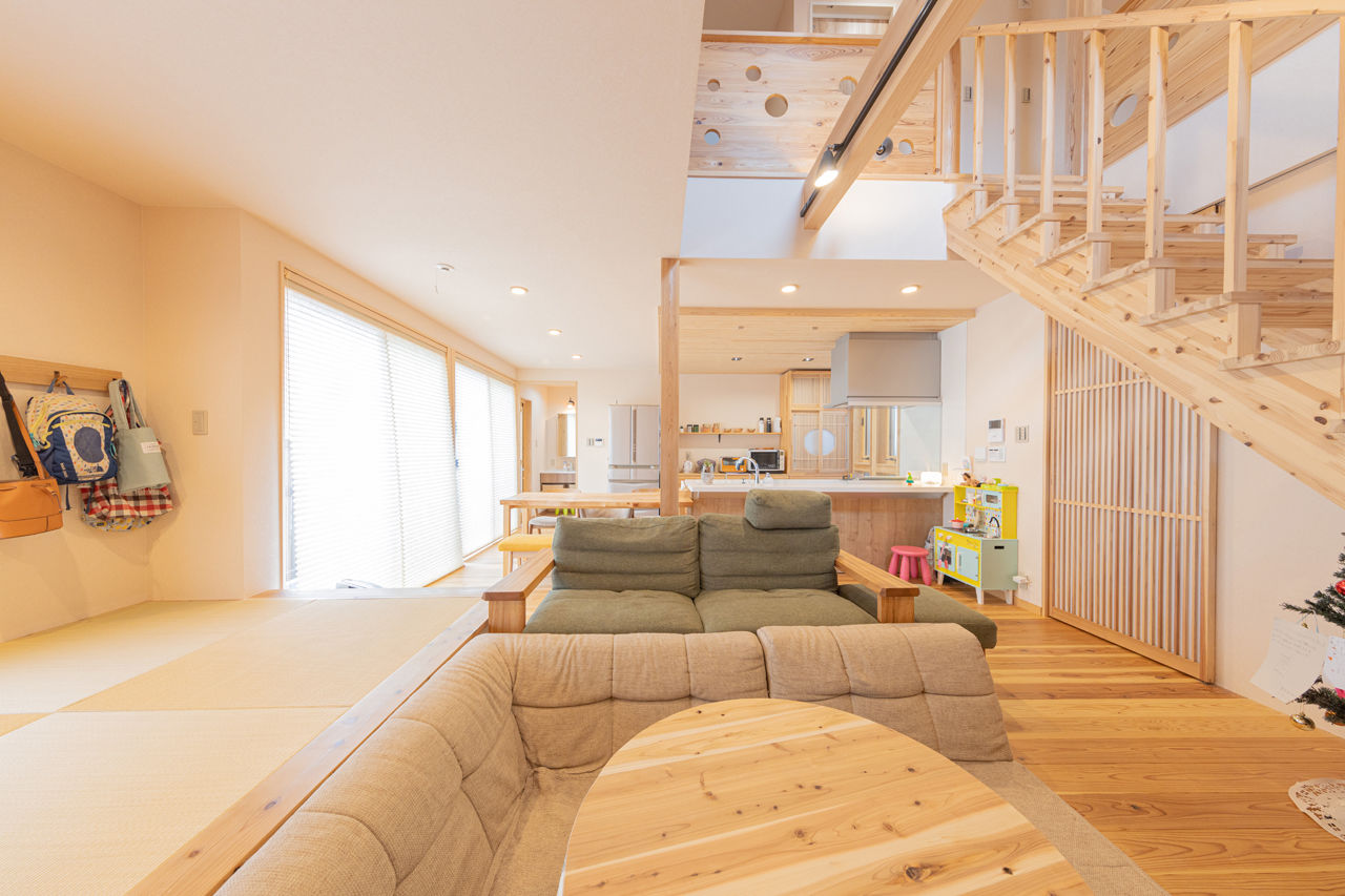 紀州国土建設 【大阪府/2500万円台/間取り図あり】落ち着き漂う和モダンな住まい。吹抜けとストリップ階段が家族をつなぐの建築実例画像2