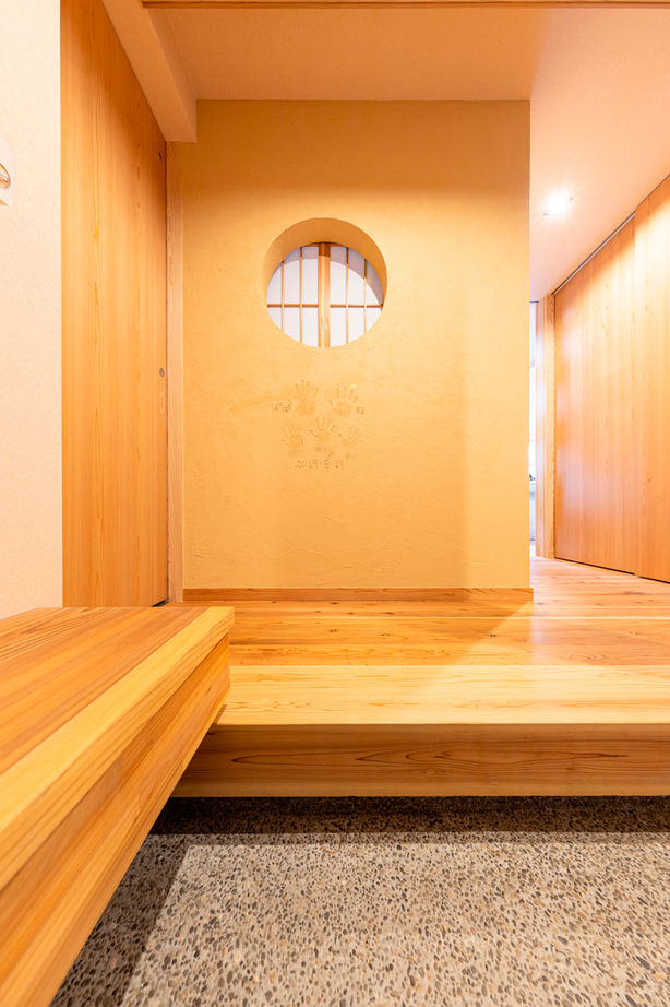 紀州国土建設 【大阪府/2500万円台/間取り図あり】落ち着き漂う和モダンな住まい。吹抜けとストリップ階段が家族をつなぐの建築実例画像4