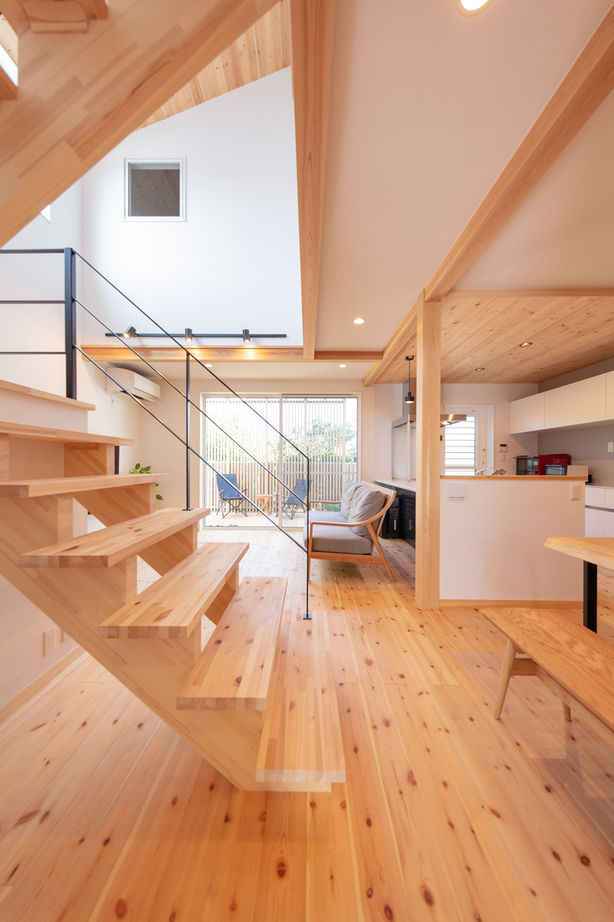 紀州国土建設 【大阪府/2000万円台/間取り図あり】三角屋根のお洒落な家。板張りの勾配天井が開放感とやさしさを演出の建築実例画像2