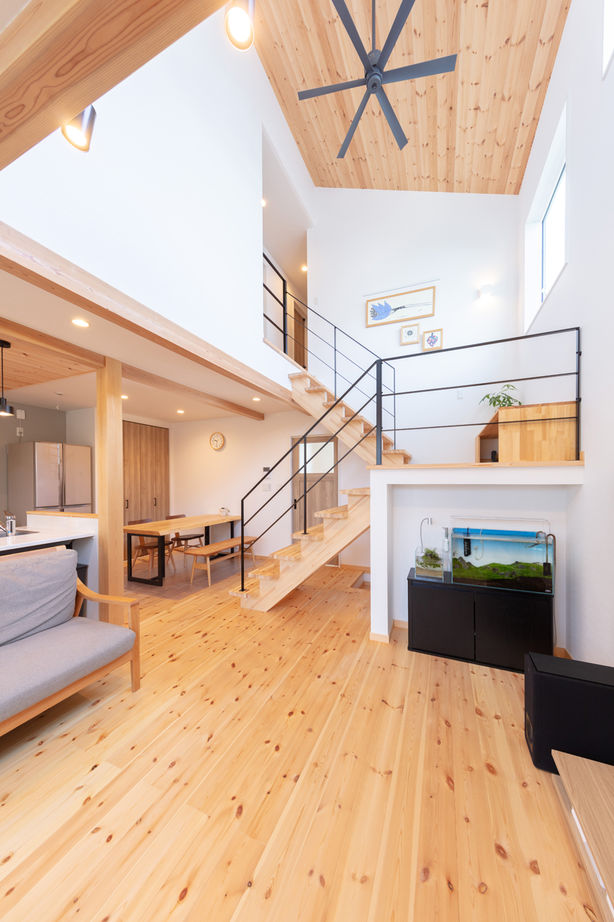 紀州国土建設 【大阪府/2000万円台/間取り図あり】三角屋根のお洒落な家。板張りの勾配天井が開放感とやさしさを演出の建築実例画像3