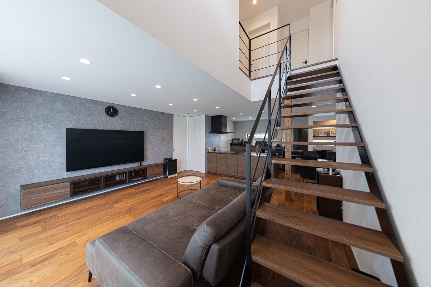 紀州国土建設 【和歌山県/3000万円台/間取り図あり】吹抜けのあるモノトーンでホテルライクな住まいの建築実例画像2