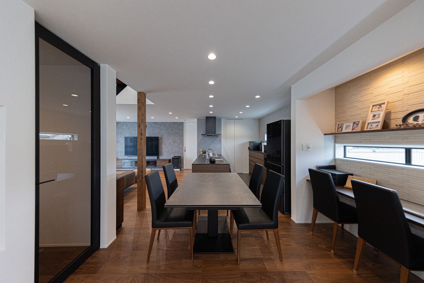 紀州国土建設 【和歌山県/3000万円台/間取り図あり】吹抜けのあるモノトーンでホテルライクな住まいの建築実例画像4