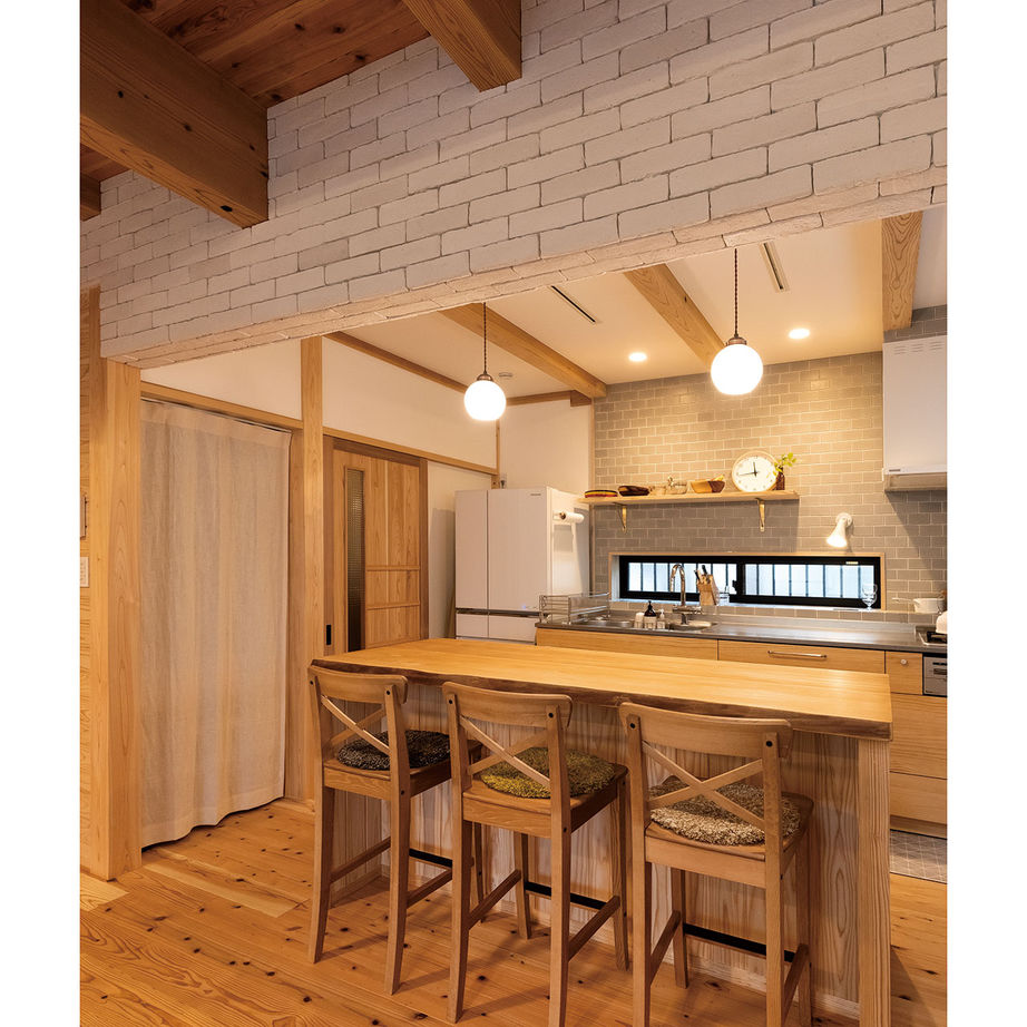 因建設 【2000万円台×カフェ風キッチン×ウッドデッキ】土壁と国産無垢材で、懐かしさと新しさが漂う住まいの建築実例画像3