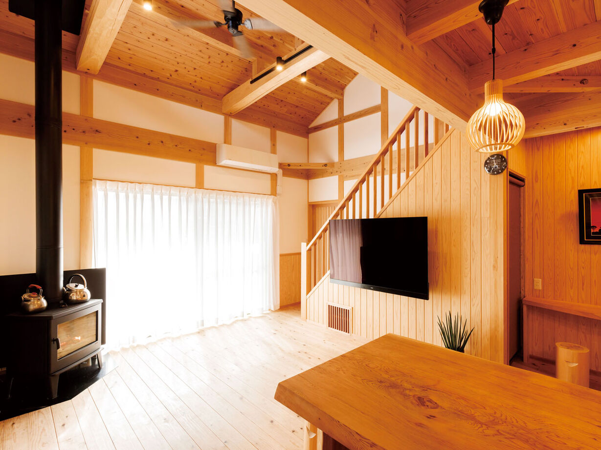 因建設 【2000万円台×薪ストーブ】国産材と漆喰壁が美しい吹き抜け大空間。本格的な和空間も馴染む子育て家族の家の建築実例画像2