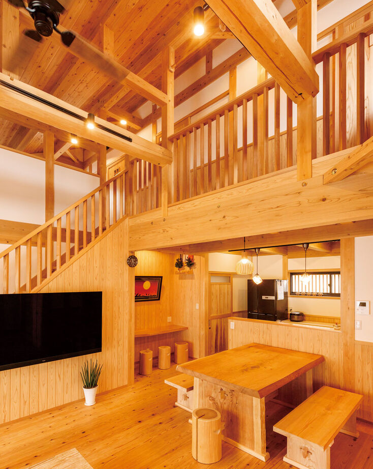 因建設 【2000万円台×薪ストーブ】国産材と漆喰壁が美しい吹き抜け大空間。本格的な和空間も馴染む子育て家族の家の建築実例画像3