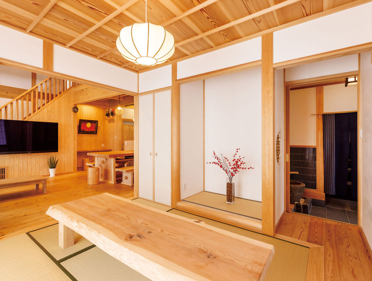 因建設 【2000万円台×薪ストーブ】国産材と漆喰壁が美しい吹き抜け大空間。本格的な和空間も馴染む子育て家族の家の建築実例画像4