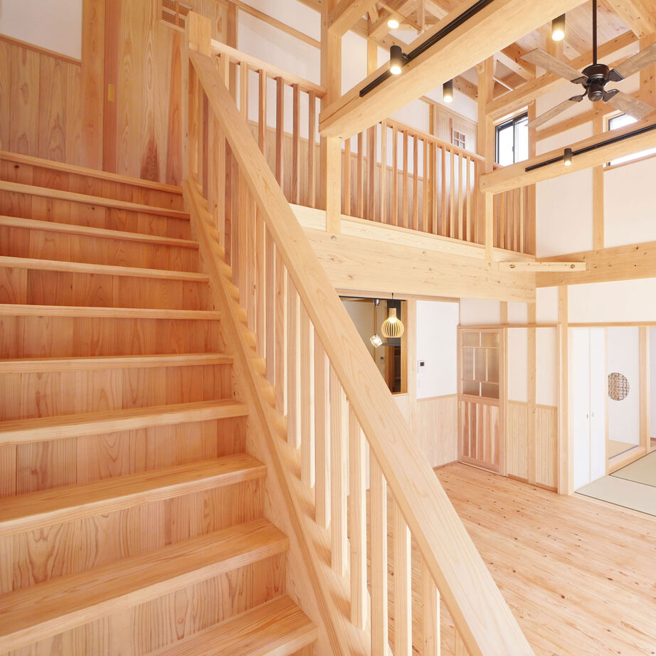 因建設 【2000万円台×薪ストーブ】国産材と漆喰壁が美しい吹き抜け大空間。本格的な和空間も馴染む子育て家族の家の建築実例画像5