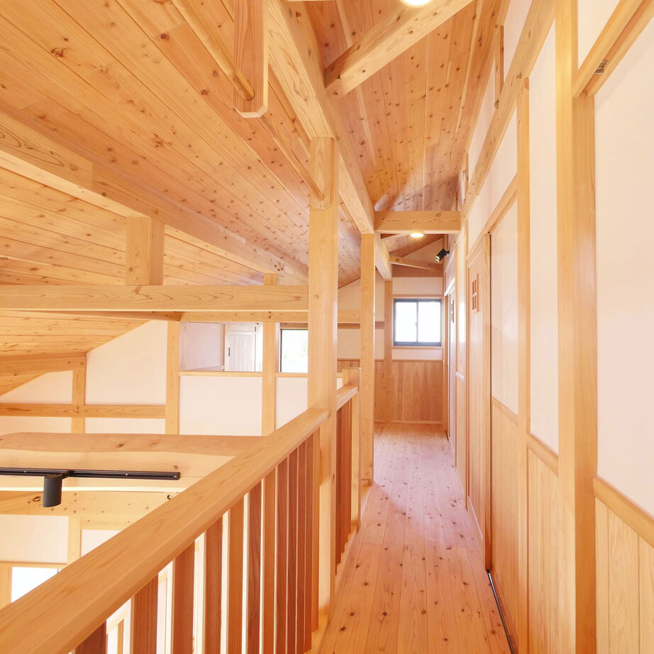 因建設 【2000万円台×薪ストーブ】国産材と漆喰壁が美しい吹き抜け大空間。本格的な和空間も馴染む子育て家族の家の建築実例画像6