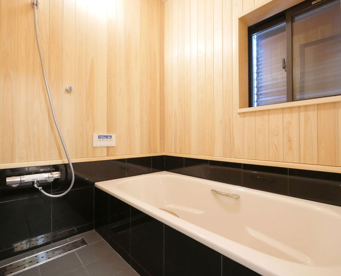 因建設 【2000万円台×薪ストーブ】国産材と漆喰壁が美しい吹き抜け大空間。本格的な和空間も馴染む子育て家族の家の建築実例画像8