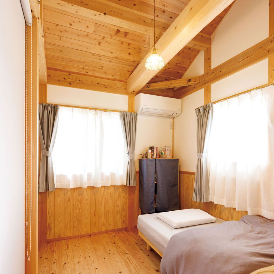 因建設 【2000万円台×薪ストーブ】国産材と漆喰壁が美しい吹き抜け大空間。本格的な和空間も馴染む子育て家族の家の建築実例画像10