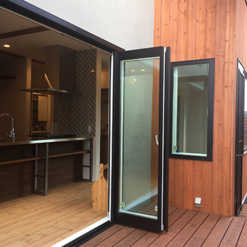 タウンズホーム 【2800万円/32坪/間取り図】薪ストーブと煙突がある自然素材の家。土間とウッドデッキがつながる開放空間の建築実例画像2