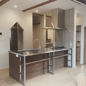 タウンズホーム 【2800万円/32坪/間取り図】薪ストーブと煙突がある自然素材の家。土間とウッドデッキがつながる開放空間の建築実例画像4