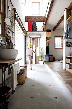 タウンズホーム 【2900万円/34坪】カリフォルニア×ブルックリンのmixアメリカン、吹き抜ける土間玄関の開放感の建築実例画像4