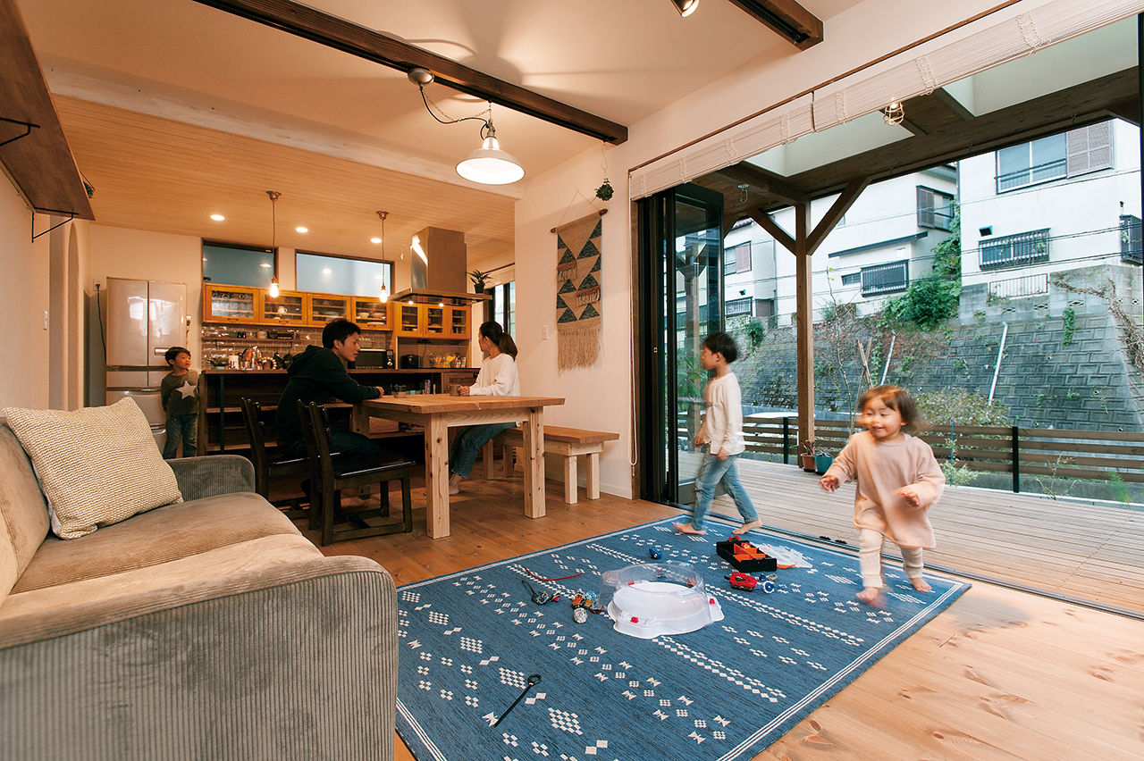 タウンズホーム 【2000万円台/延床37.2坪/自然素材/間取り図有】大きなウッドデッキが豊かな暮らしを育む「100点満点」の家の建築実例画像2