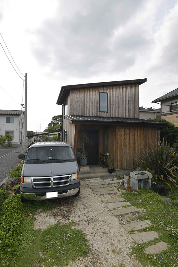 タウンズホーム 【2000万円台/延床26坪/自然素材】圧倒的な木の量や質感に誰もが感嘆する、ハンドメイドの魅力が満載の家の建築実例画像2