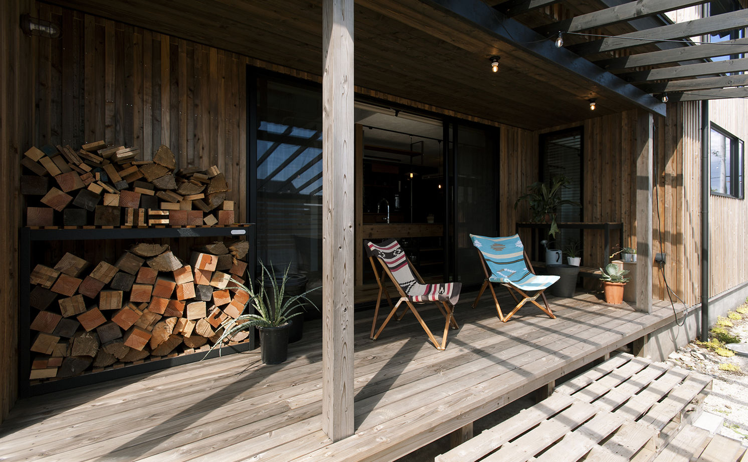 タウンズホーム 【2000万円台/延床26坪/自然素材】圧倒的な木の量や質感に誰もが感嘆する、ハンドメイドの魅力が満載の家の建築実例画像3