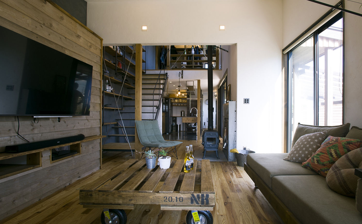 タウンズホーム 【2000万円台/延床26坪/自然素材】圧倒的な木の量や質感に誰もが感嘆する、ハンドメイドの魅力が満載の家の建築実例画像4