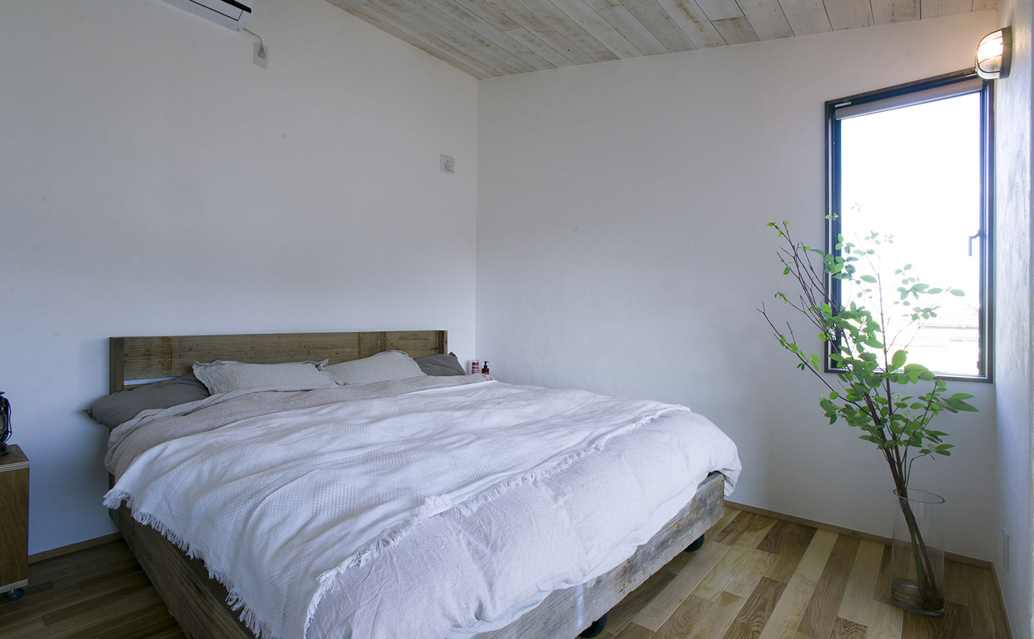 タウンズホーム 【2000万円台/延床26坪/自然素材】圧倒的な木の量や質感に誰もが感嘆する、ハンドメイドの魅力が満載の家の建築実例画像12