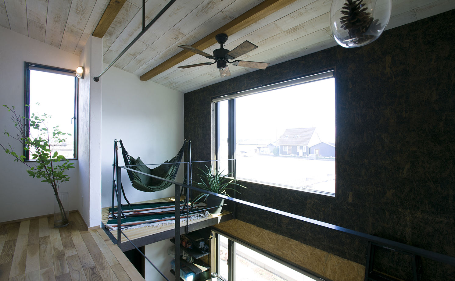 タウンズホーム 【2000万円台/延床26坪/自然素材】圧倒的な木の量や質感に誰もが感嘆する、ハンドメイドの魅力が満載の家の建築実例画像13