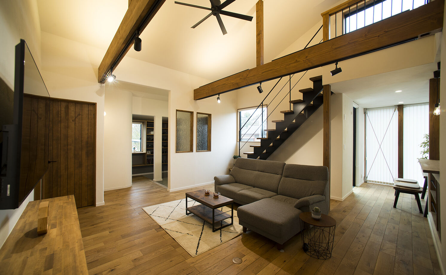 タウンズホーム 【3000万円台/延床30.9坪/自然素材】真冬でも暖かく家事もラクにできる、スタイリッシュな平屋の住まいの建築実例画像2