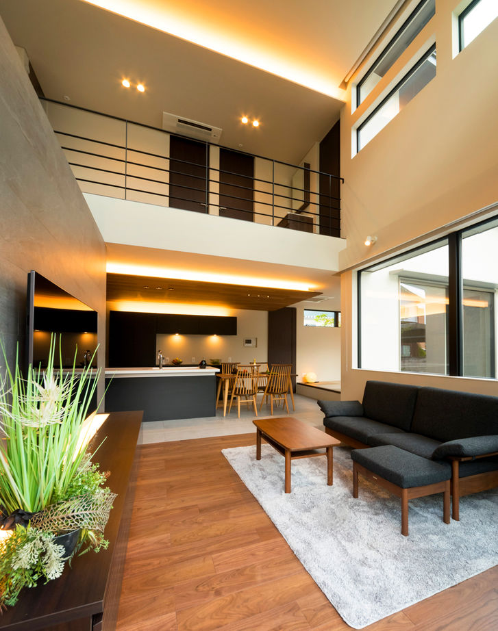 NOZOMI HOME 【岐阜県｜大空間・大開口】テラスを囲むコの字のレイアウト。こだわりのライティングで高級ホテルの風情の建築実例画像2