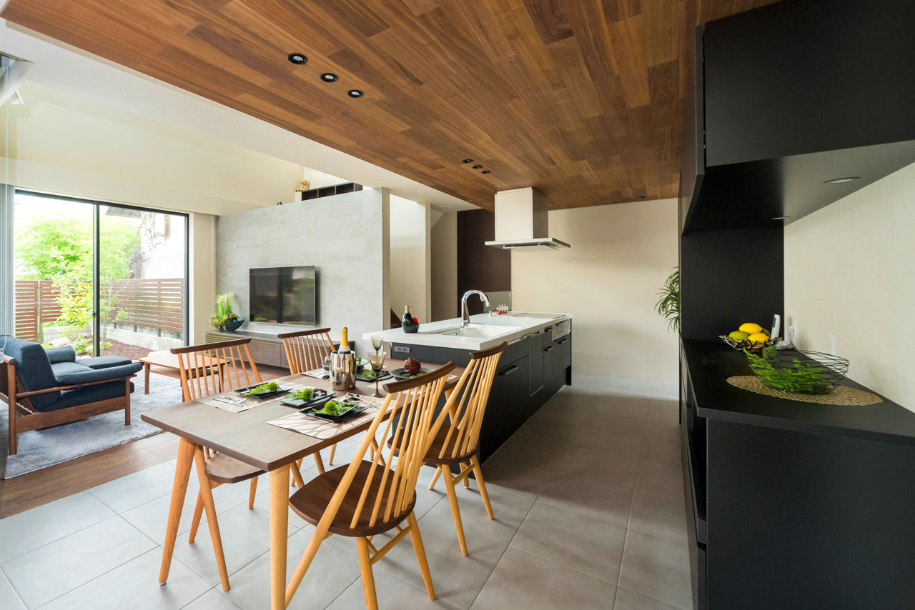 NOZOMI HOME 【岐阜県｜大空間・大開口】テラスを囲むコの字のレイアウト。こだわりのライティングで高級ホテルの風情の建築実例画像3