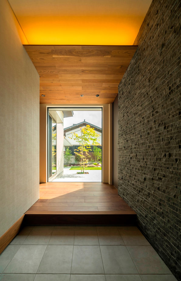 NOZOMI HOME 【岐阜県｜大空間・大開口】テラスを囲むコの字のレイアウト。こだわりのライティングで高級ホテルの風情の建築実例画像8