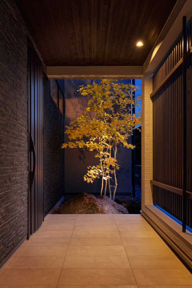 NOZOMI HOME 【岐阜県｜大空間・大開口】テラスを囲むコの字のレイアウト。こだわりのライティングで高級ホテルの風情の建築実例画像10