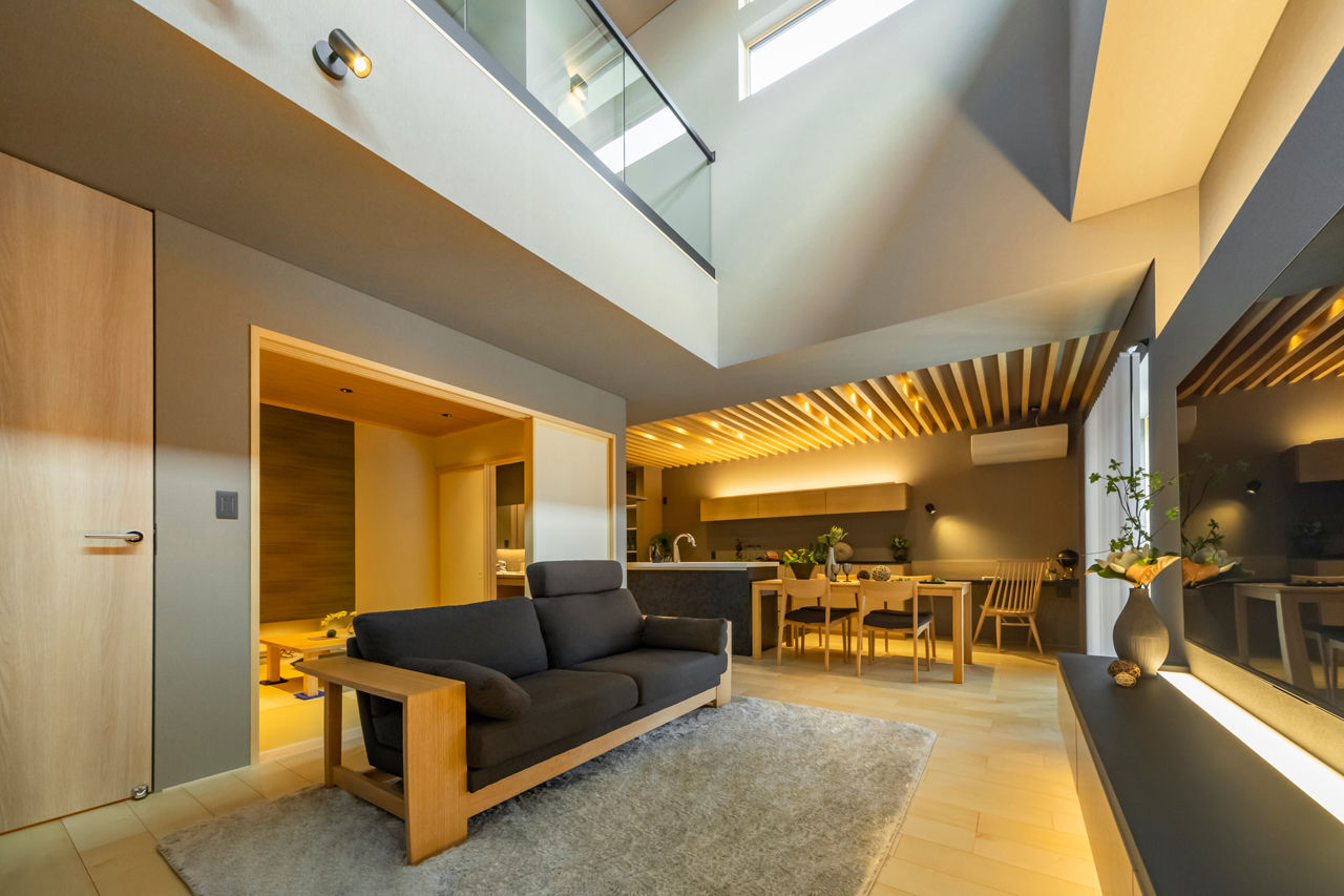 NOZOMI HOME 【岐阜市｜旅館の風情】縦格子が印象的。グレーとナチュラルな木目のスタイリッシュな和モダン空間の建築実例画像2