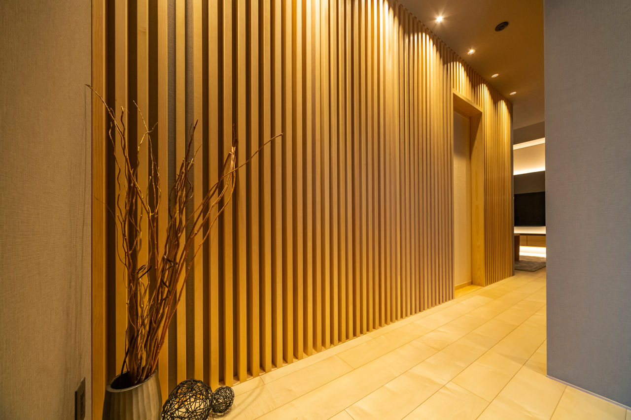 NOZOMI HOME 【岐阜市｜旅館の風情】縦格子が印象的。グレーとナチュラルな木目のスタイリッシュな和モダン空間の建築実例画像6