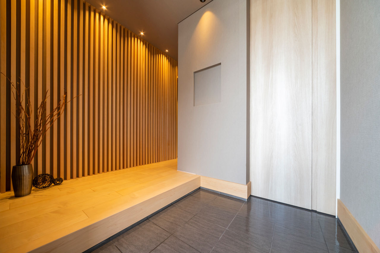 NOZOMI HOME 【岐阜市｜旅館の風情】縦格子が印象的。グレーとナチュラルな木目のスタイリッシュな和モダン空間の建築実例画像8