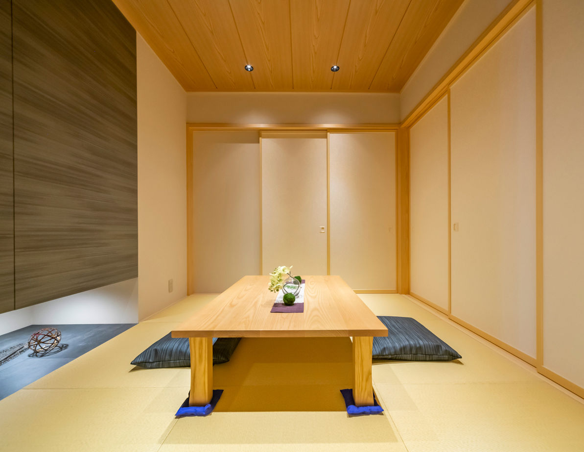 NOZOMI HOME 【岐阜市｜旅館の風情】縦格子が印象的。グレーとナチュラルな木目のスタイリッシュな和モダン空間の建築実例画像9