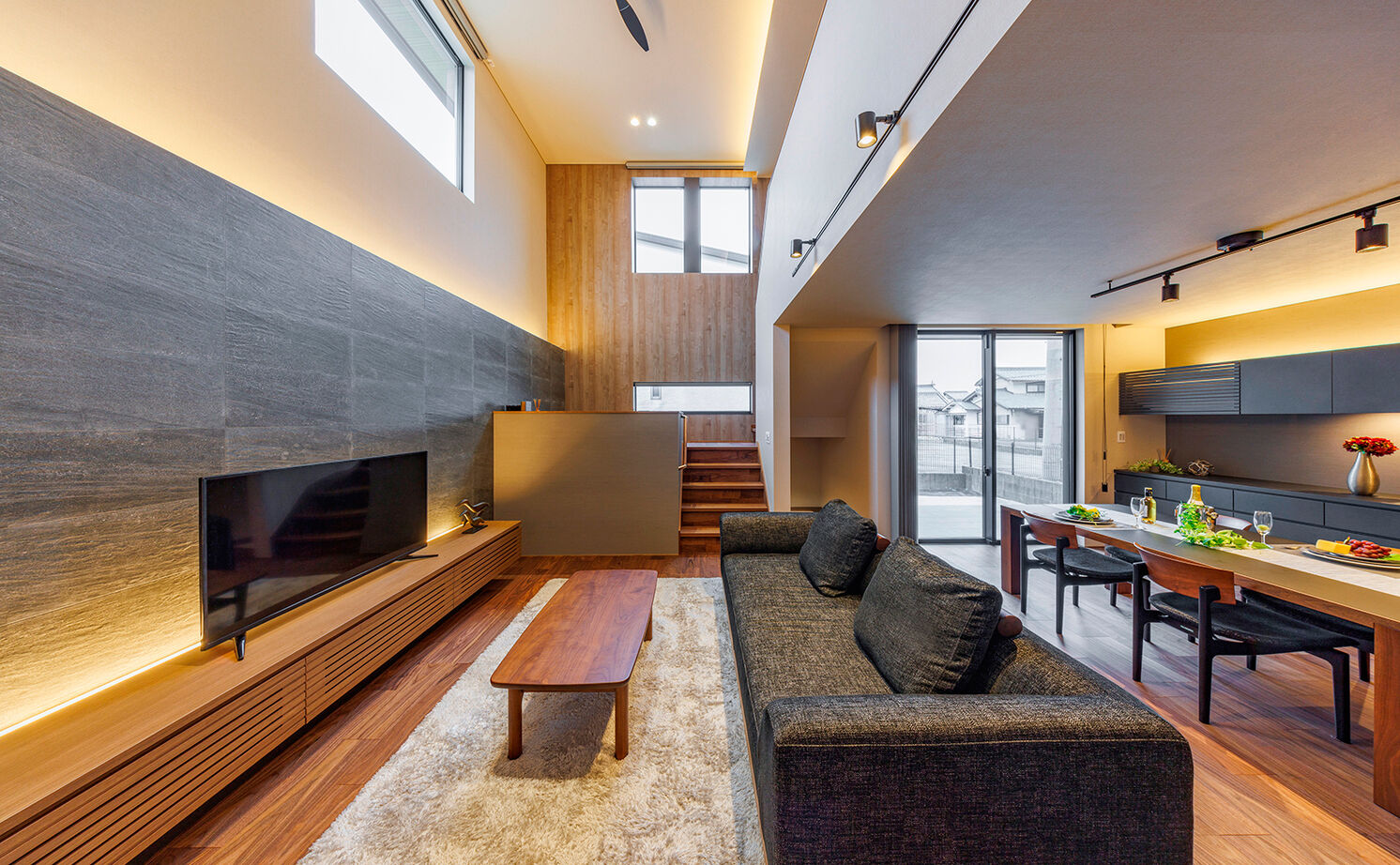 NOZOMI HOME 【岐阜市｜30坪台・吹抜け×スキップフロア】間取りは家事ラクを重視。大通り沿いでも叶った開放的な暮らしの建築実例画像