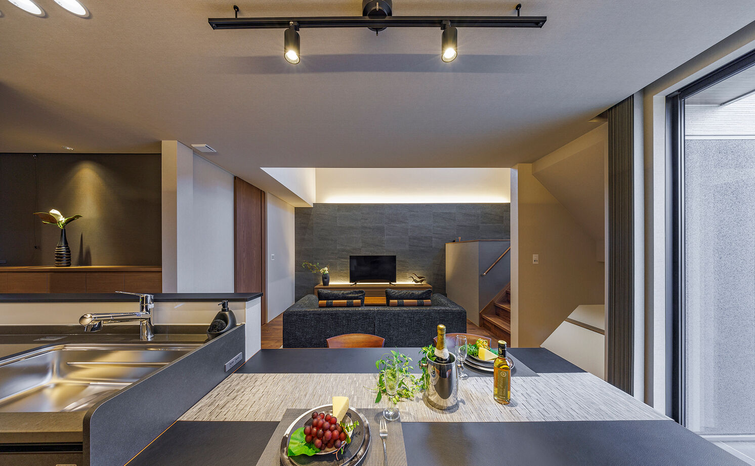 NOZOMI HOME 【岐阜市｜30坪台・吹抜け×スキップフロア】間取りは家事ラクを重視。大通り沿いでも叶った開放的な暮らしの建築実例画像5