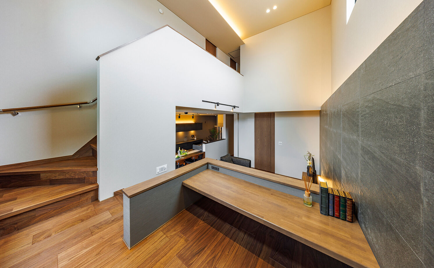 NOZOMI HOME 【岐阜市｜30坪台・吹抜け×スキップフロア】間取りは家事ラクを重視。大通り沿いでも叶った開放的な暮らしの建築実例画像6