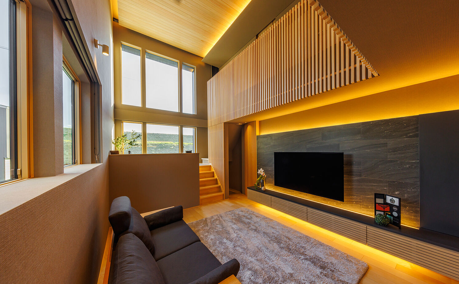 NOZOMI HOME 【岐阜市｜和モダン・大空間】ソファから見えるのは空だけ。和の風情を醸し出すヒノキの格子が印象的な家の建築実例画像