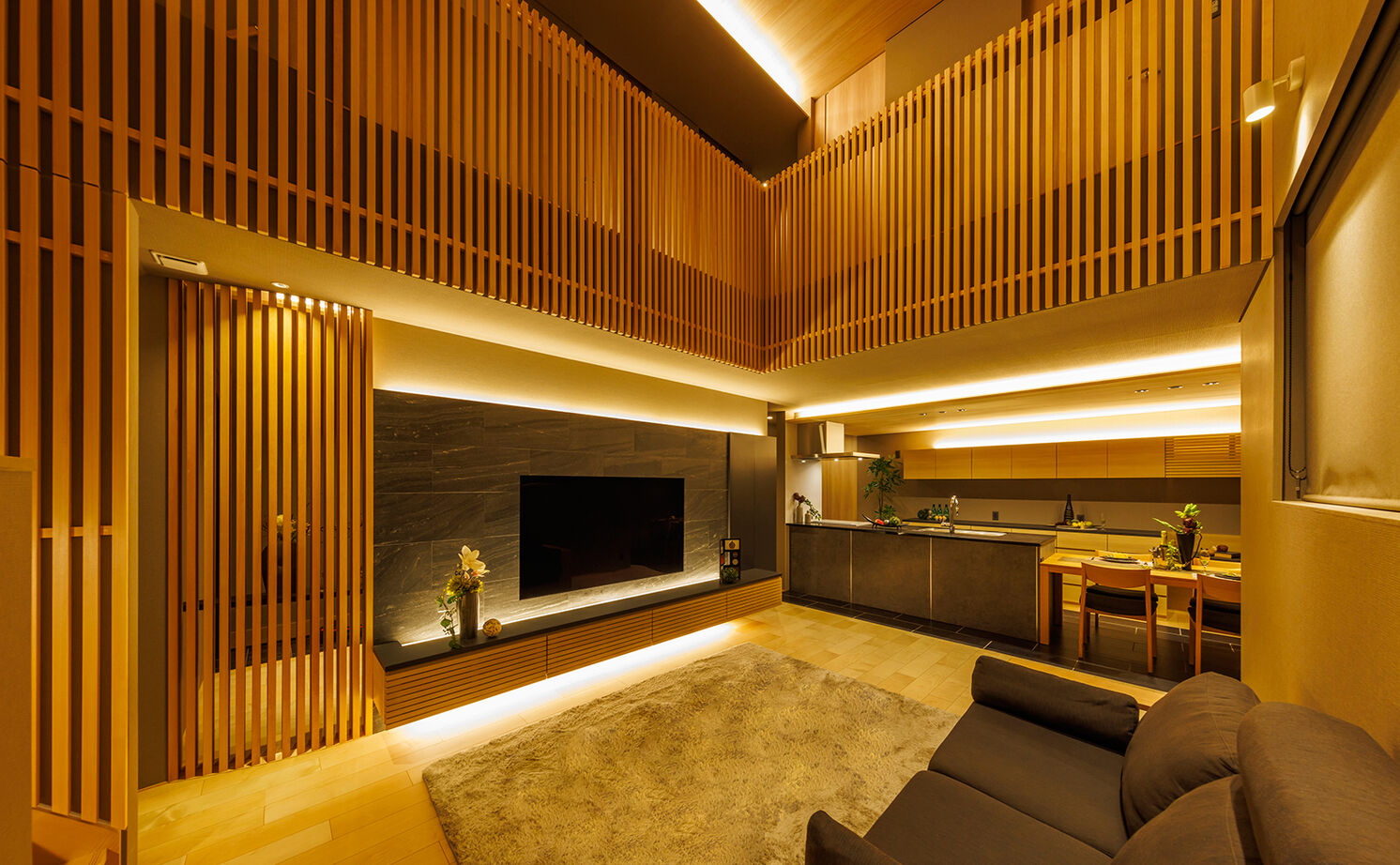 NOZOMI HOME 【岐阜市｜和モダン・大空間】ソファから見えるのは空だけ。和の風情を醸し出すヒノキの格子が印象的な家の建築実例画像2