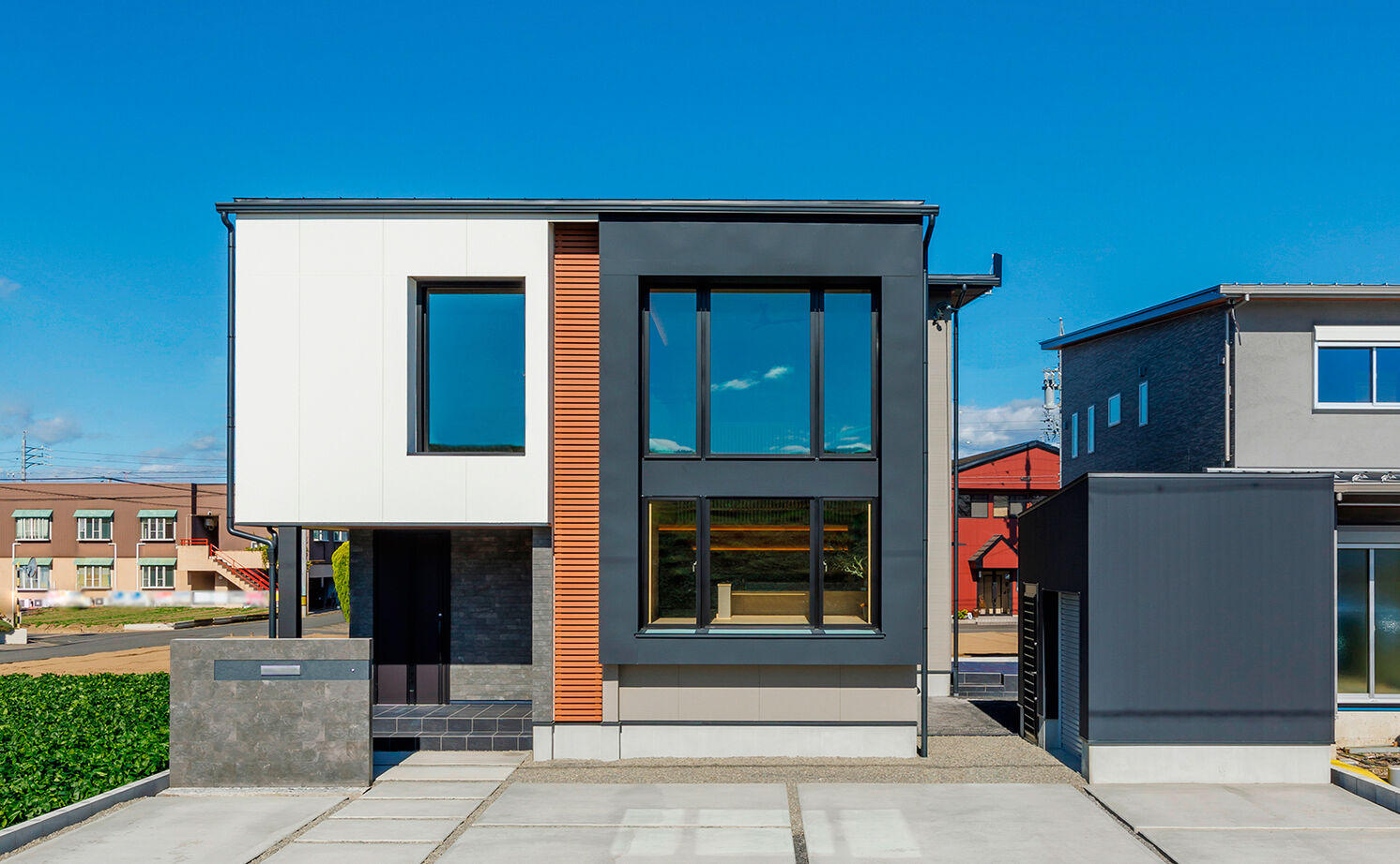 NOZOMI HOME 【岐阜市｜和モダン・大空間】ソファから見えるのは空だけ。和の風情を醸し出すヒノキの格子が印象的な家の建築実例画像3