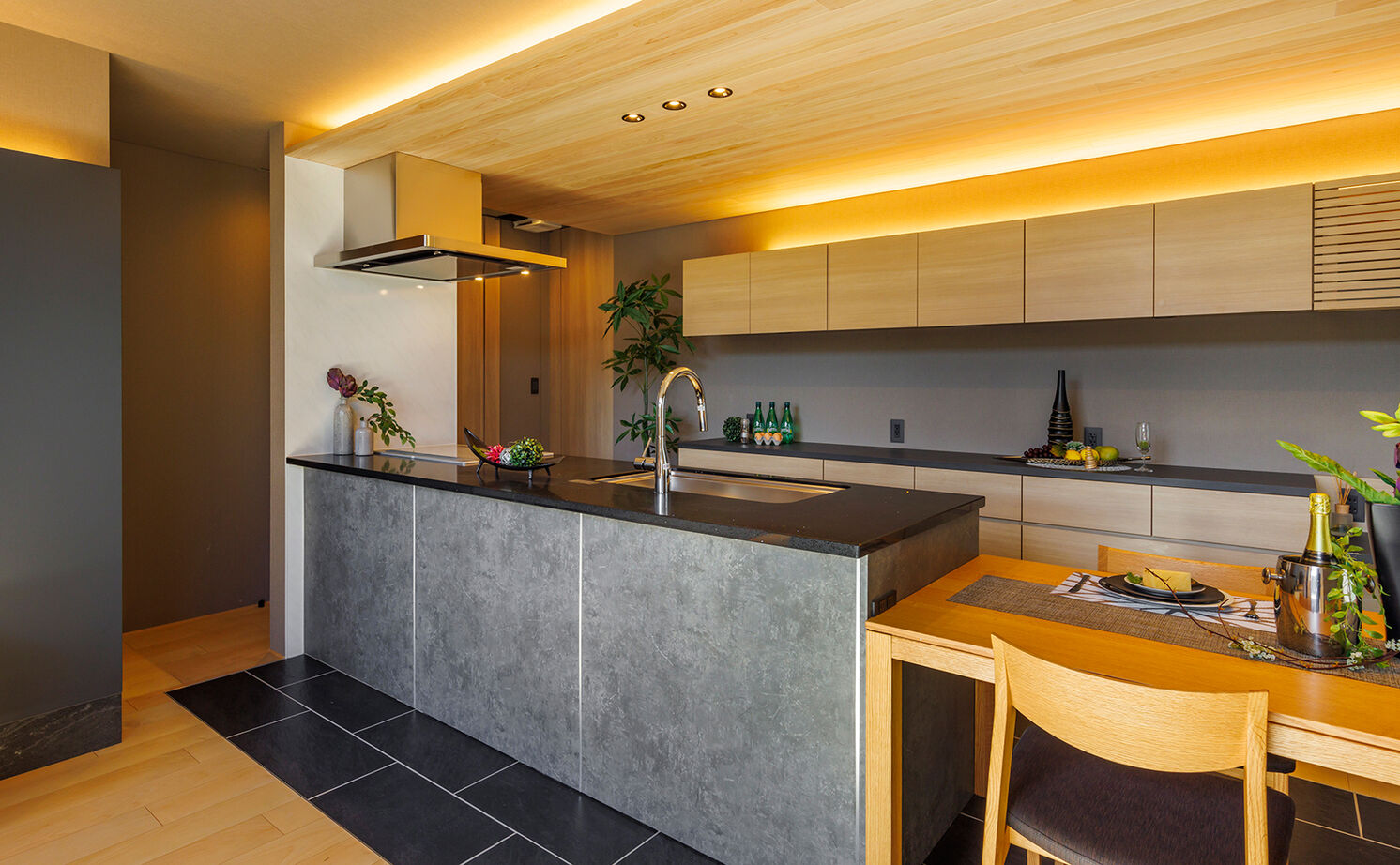 NOZOMI HOME 【岐阜市｜和モダン・大空間】ソファから見えるのは空だけ。和の風情を醸し出すヒノキの格子が印象的な家の建築実例画像4