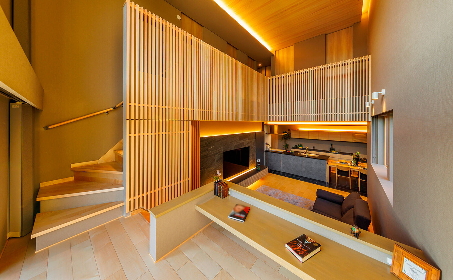 NOZOMI HOME 【岐阜市｜和モダン・大空間】ソファから見えるのは空だけ。和の風情を醸し出すヒノキの格子が印象的な家の建築実例画像5