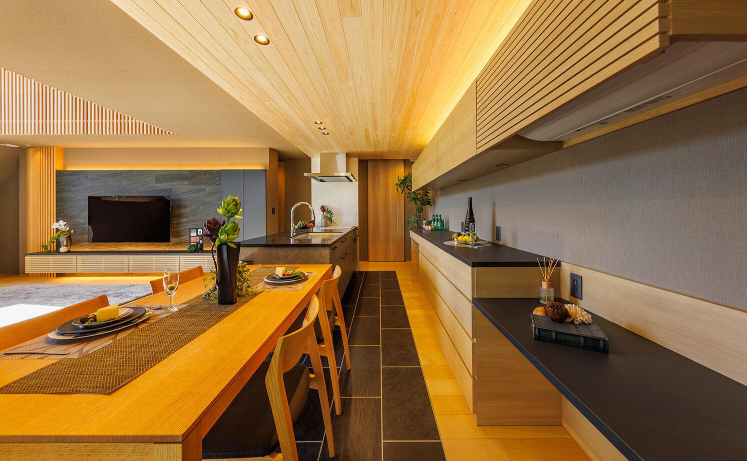 NOZOMI HOME 【岐阜市｜和モダン・大空間】ソファから見えるのは空だけ。和の風情を醸し出すヒノキの格子が印象的な家の建築実例画像7