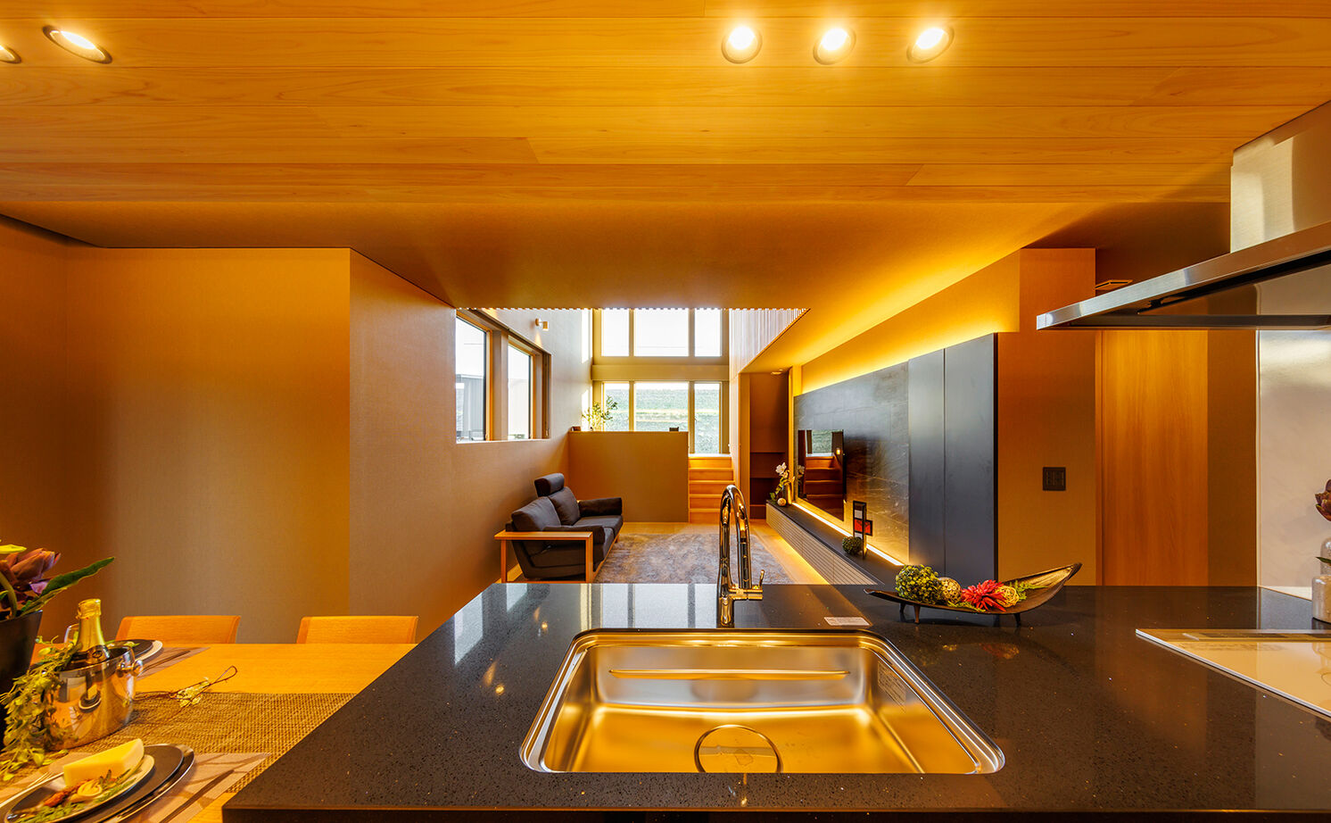 NOZOMI HOME 【岐阜市｜和モダン・大空間】ソファから見えるのは空だけ。和の風情を醸し出すヒノキの格子が印象的な家の建築実例画像8