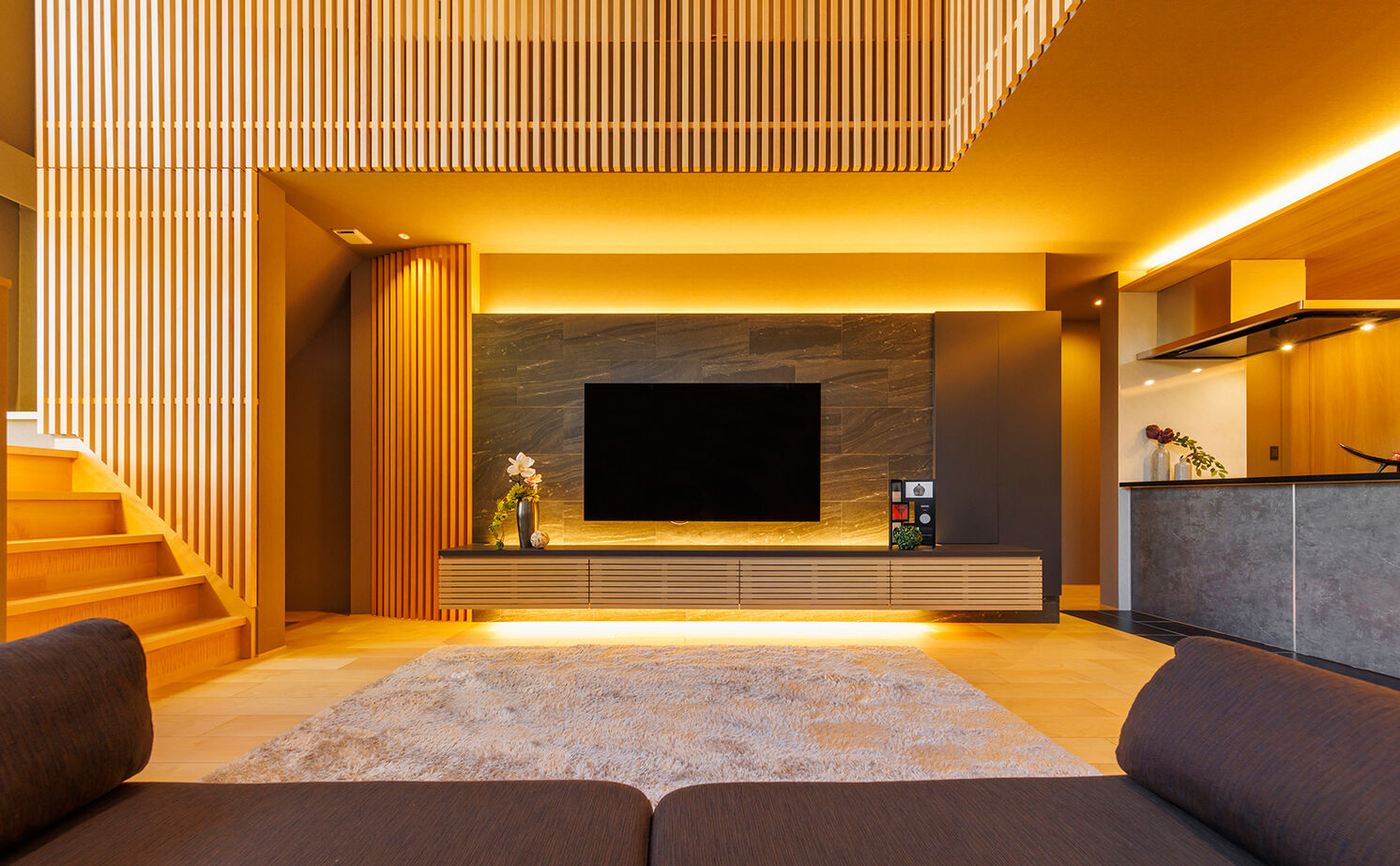 NOZOMI HOME 【岐阜市｜和モダン・大空間】ソファから見えるのは空だけ。和の風情を醸し出すヒノキの格子が印象的な家の建築実例画像9