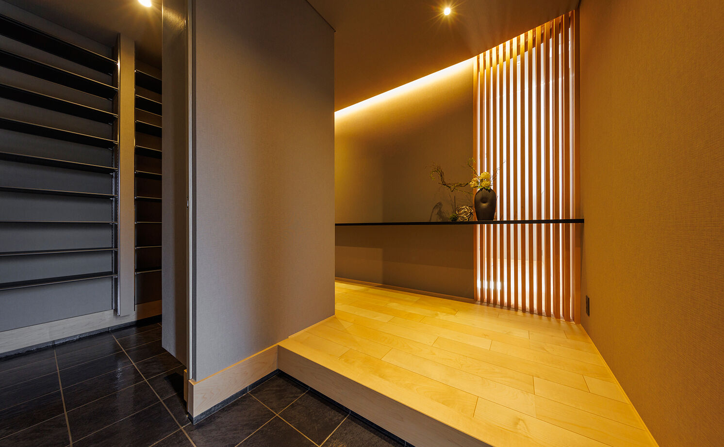 NOZOMI HOME 【岐阜市｜和モダン・大空間】ソファから見えるのは空だけ。和の風情を醸し出すヒノキの格子が印象的な家の建築実例画像10