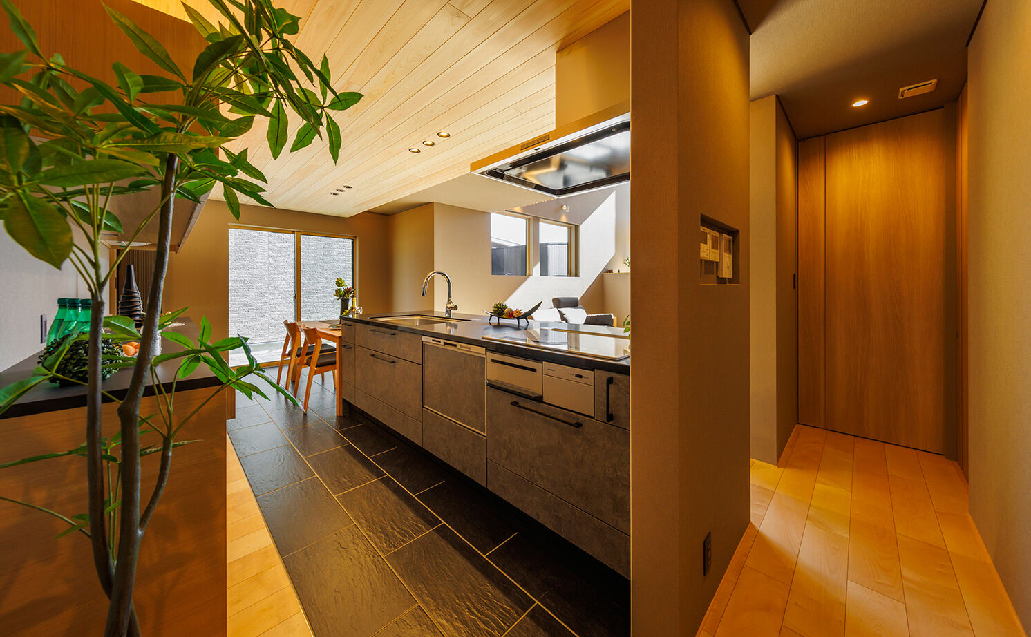 NOZOMI HOME 【岐阜市｜和モダン・大空間】ソファから見えるのは空だけ。和の風情を醸し出すヒノキの格子が印象的な家の建築実例画像11