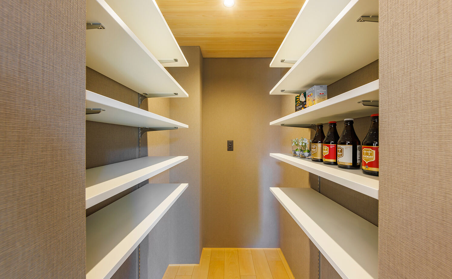 NOZOMI HOME 【岐阜市｜和モダン・大空間】ソファから見えるのは空だけ。和の風情を醸し出すヒノキの格子が印象的な家の建築実例画像12